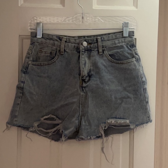 Yesstyle Heart Print Pocket Denim Shorts - Picture 5 of 9